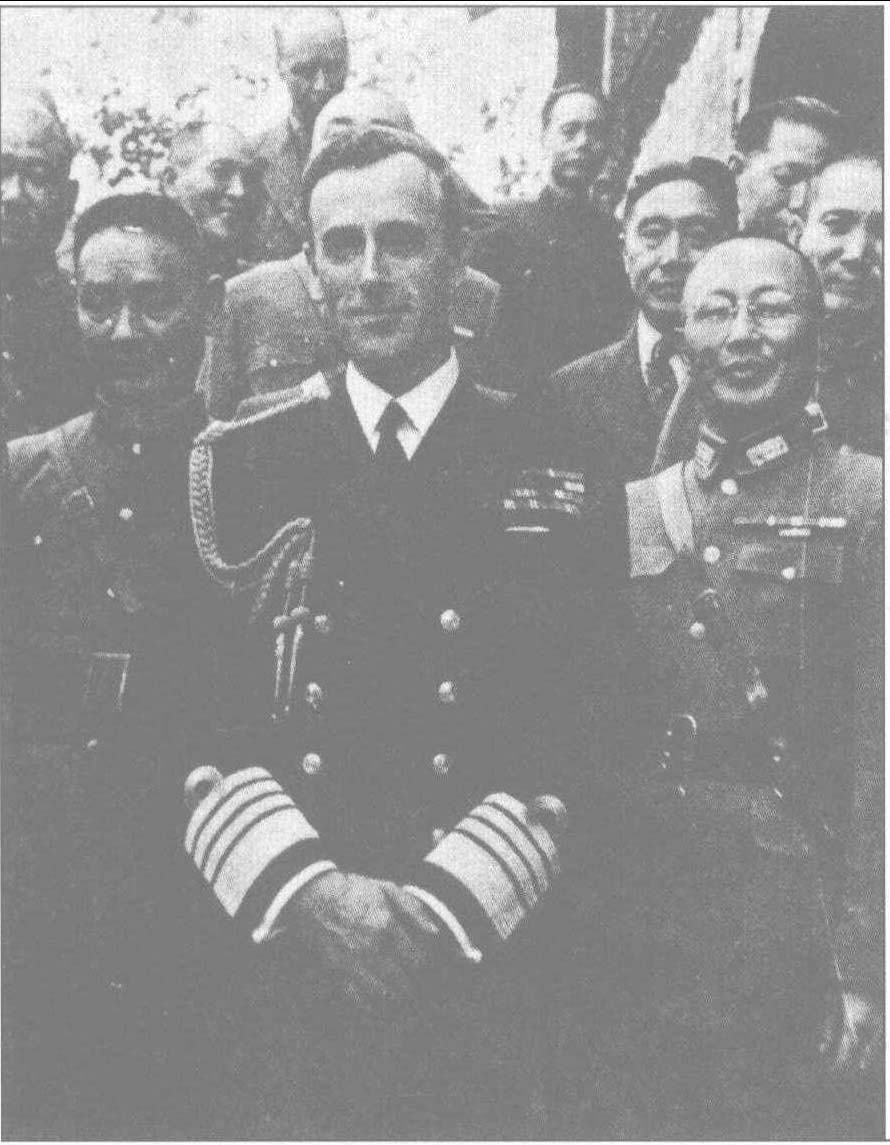 1943年8月，魁北克会议任命英国海军中将、参谋长委员会成员蒙巴顿为东南亚盟军最高司令。10月，为协调反攻缅北作战，打通中印公路，蒙巴顿飞抵重庆，与蒋介石、史迪威商讨缅北反攻作战事宜。图为蒙巴顿访问重庆(中)(右为何应钦)